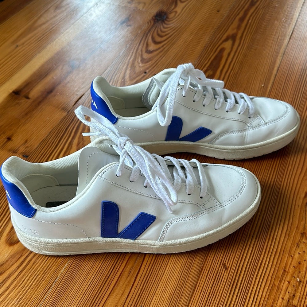 Blue and white Vejas